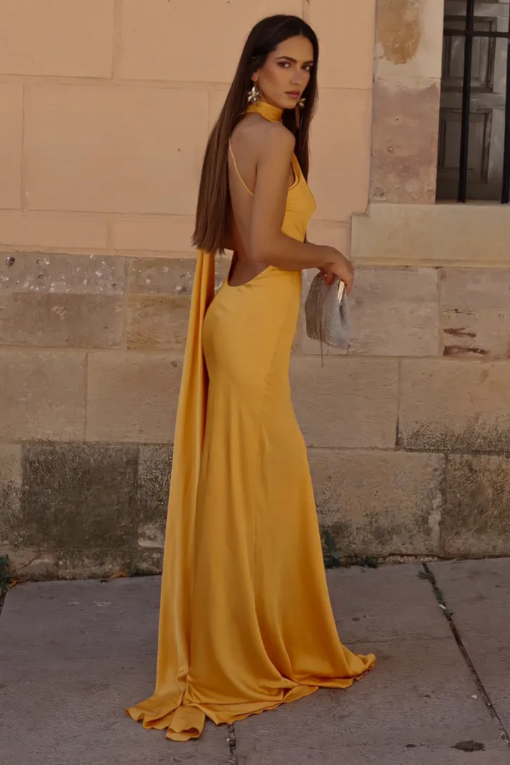 VESTIDO COMPRIDO AMARELO COM CAPA