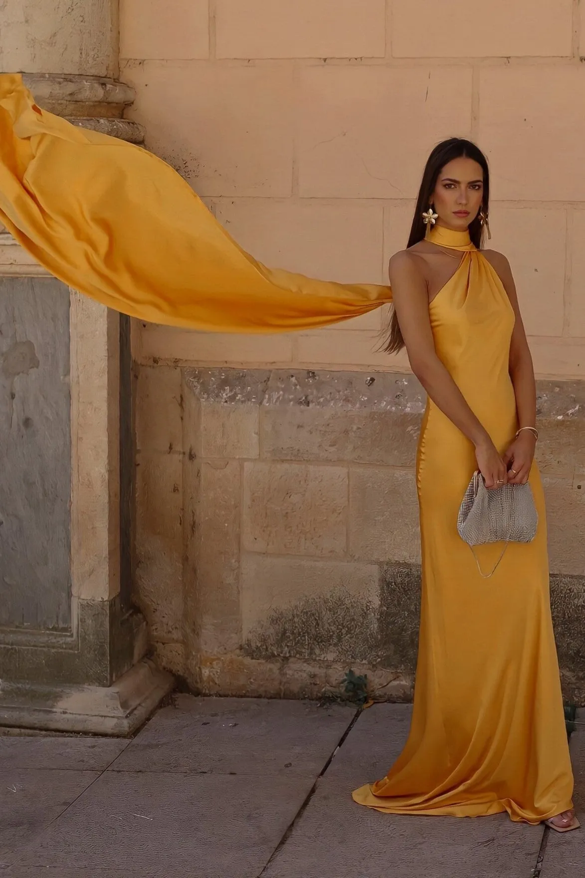 VESTIDO COMPRIDO AMARELO COM CAPA