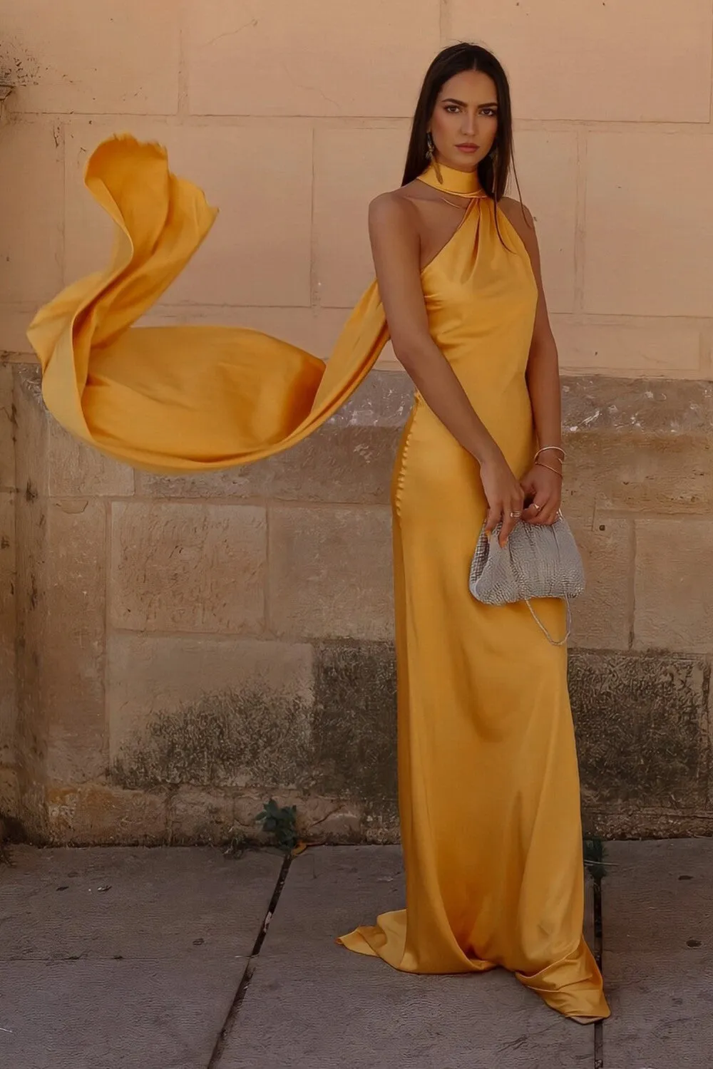 VESTIDO COMPRIDO AMARELO COM CAPA