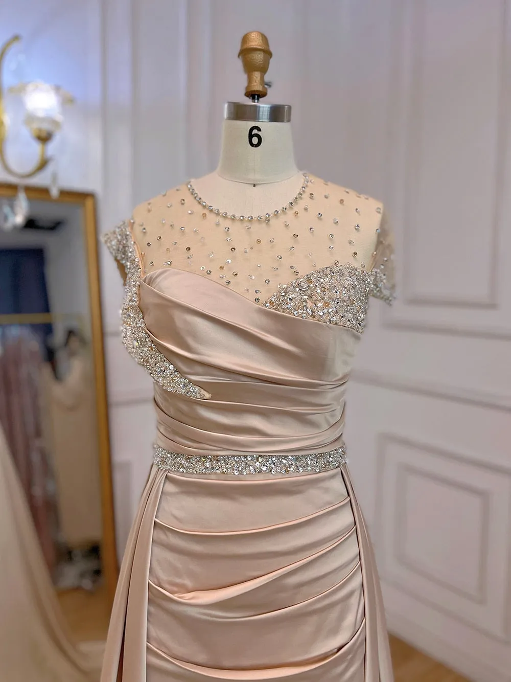 Vestido de Festa Luxo Elegante com Cauda e Brilho - Modelo Especial